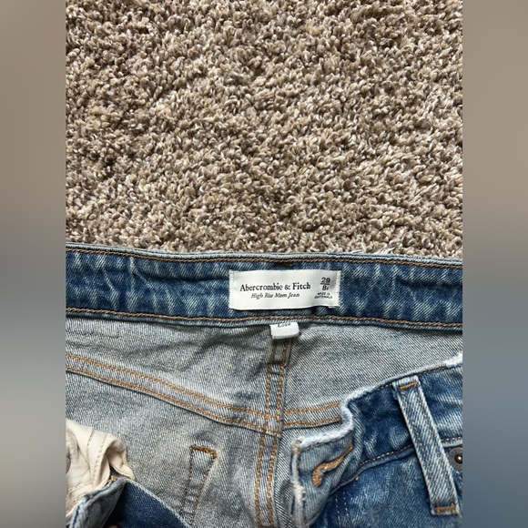 Abercrombie and Fitch High Rise Mom Jean Curve Love - Picture 3 of 5